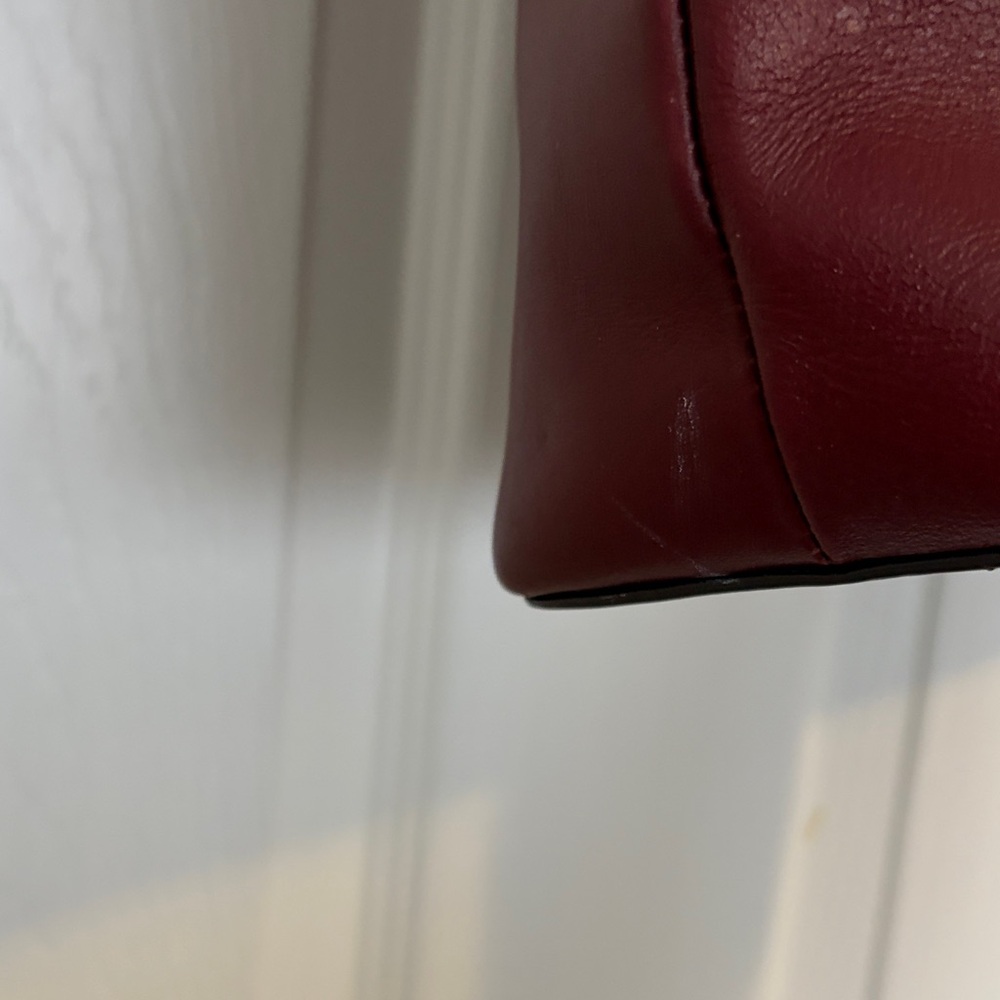 A Etienne Aigner Elegant Burgundy Leather Tote Bag. - Picture 11 of 13